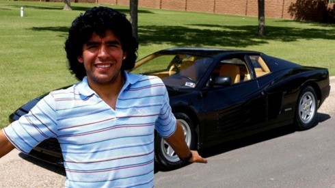 Diego Maradona y su Ferrari negra