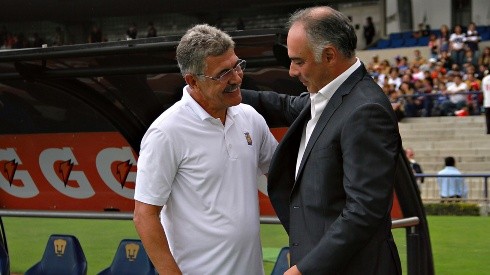 Ricardo Ferretti y Guillermo Vázquez durante un partido en CU.