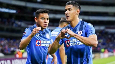Uriel Antuna en festejo de gol con Charly Rodríguez