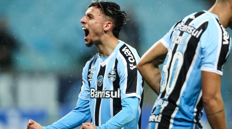 Foto: Pedro H. Tesch/AGIF - O Grêmio tem desejo de permanecer com o meia-atacante em 2023