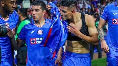 Uriel Antuna besó el escudo de Cruz Azul por su gol ante Chivas.