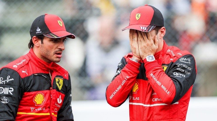 Curiosa imagen de los pilotos de Ferrari, este sábado en Suzuka. (Getty)