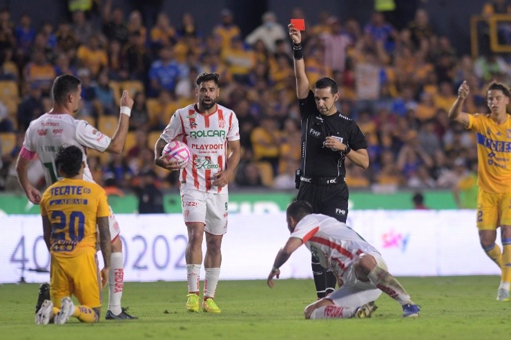Aquino dejó a Tigres con un jugador menos. Créditos: Imago7