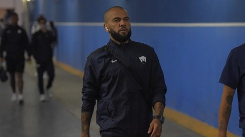 Dani Alves en su arribo al estadio Cuauhtémoc.