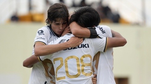 Los jugadores de Pumas festejan una anotación ante Tigres.