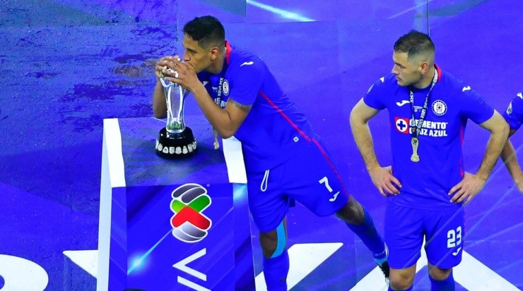 Luis Romo besa el trofeo de campeón conseguido con Cruz Azul. (Imago 7)