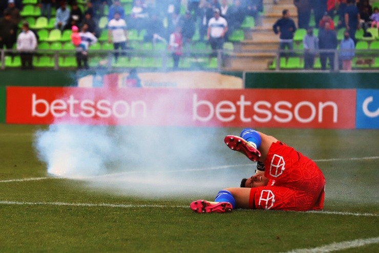 Parra fue agredido por los hinchas de la UC | Foto: Agencia Uno 