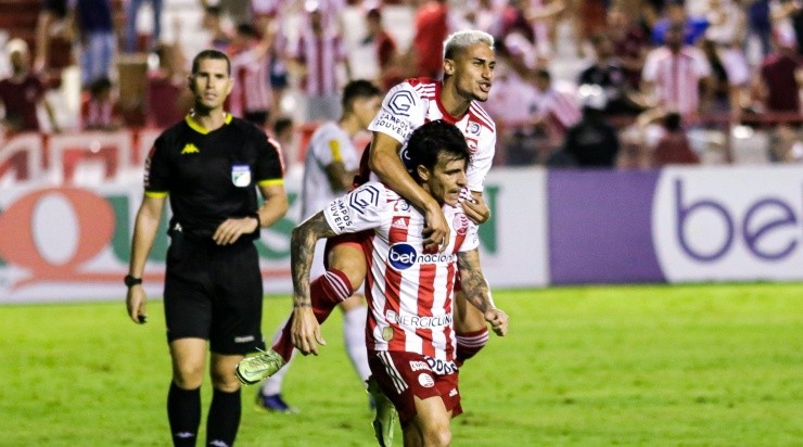 Na cobrança por um gol de falta, Jean Carlos, do Náutico, projeta jogo  contra o Goiás - Esportes DP