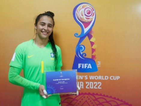 Leilane, comemora prêmio de melhor em campo com Seleção em duelo da Copa Feminina sub-17