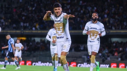 Jorge Ruvalcaba festeja un gol con Pumas.