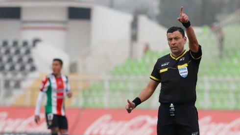 Roberto Tobar apunta en el fin de su era como uno de los mejores árbitros de Chile.