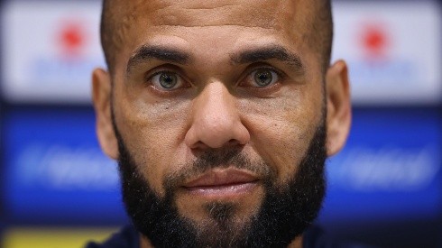 Dani Alves en su primera conferencia con Pumas.