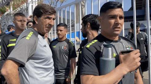 Gustavo Costas y Maxi Salas de Palestino quisieron ingresar a jugar el partido, pero desde Antofagasta no los dejaron entrar.