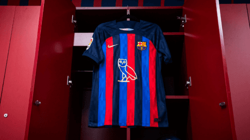 Barcelona luce el logo de un búho en su camiseta