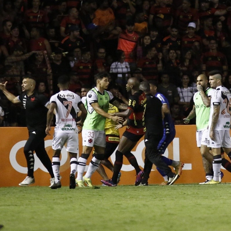 Empate entre Vasco e Sport tem invasão de campo e quase termina em tragédia