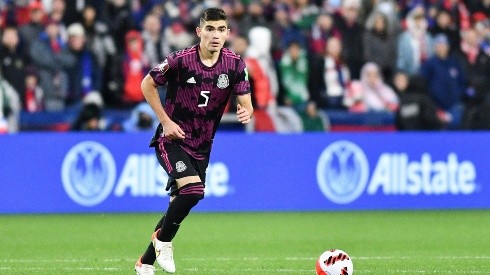 Johan Vásquez durante un partido oficial con México.