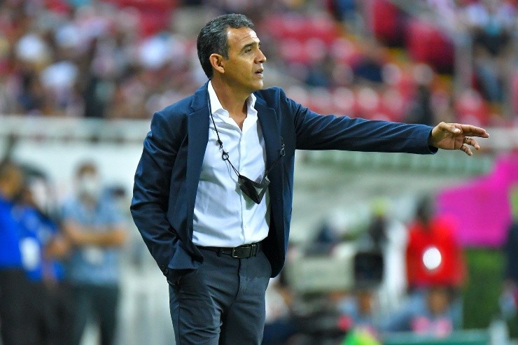 Zapopan, Jalisco, 23 de abril de 2022. Ricardo Cadena, durante el partido de la jornada 16 del Torneo Grita Mexico Clausura 2022 de la Liga BBVA MX, entre las Chivas Rayadas del Guadalajara y los Pumas de la UNAM, celebrado en el estadio Akron. Foto: Imago7/Sandra Bautista