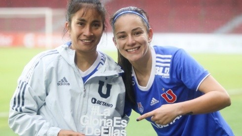 Rebeca Fernández -izquierda- anotó cuatro goles con la camiseta de la Universidad de Chile ante Libertad Limpeño.