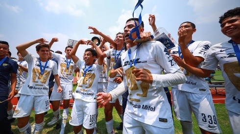 Pumas SUb-17 festeja el título en el 2019.