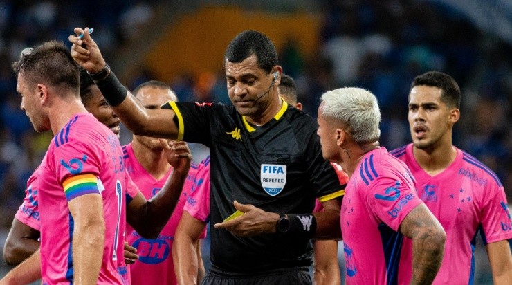 Foto: Fernando Moreno/AGIF - A arbitragem irritou jogadores, técnico e torcida do Cruzeiro