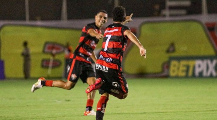 Foto: Renan Oliveira/AGIF - Léo Gomes e Luidy comemorando um gol do Leão em 2022.