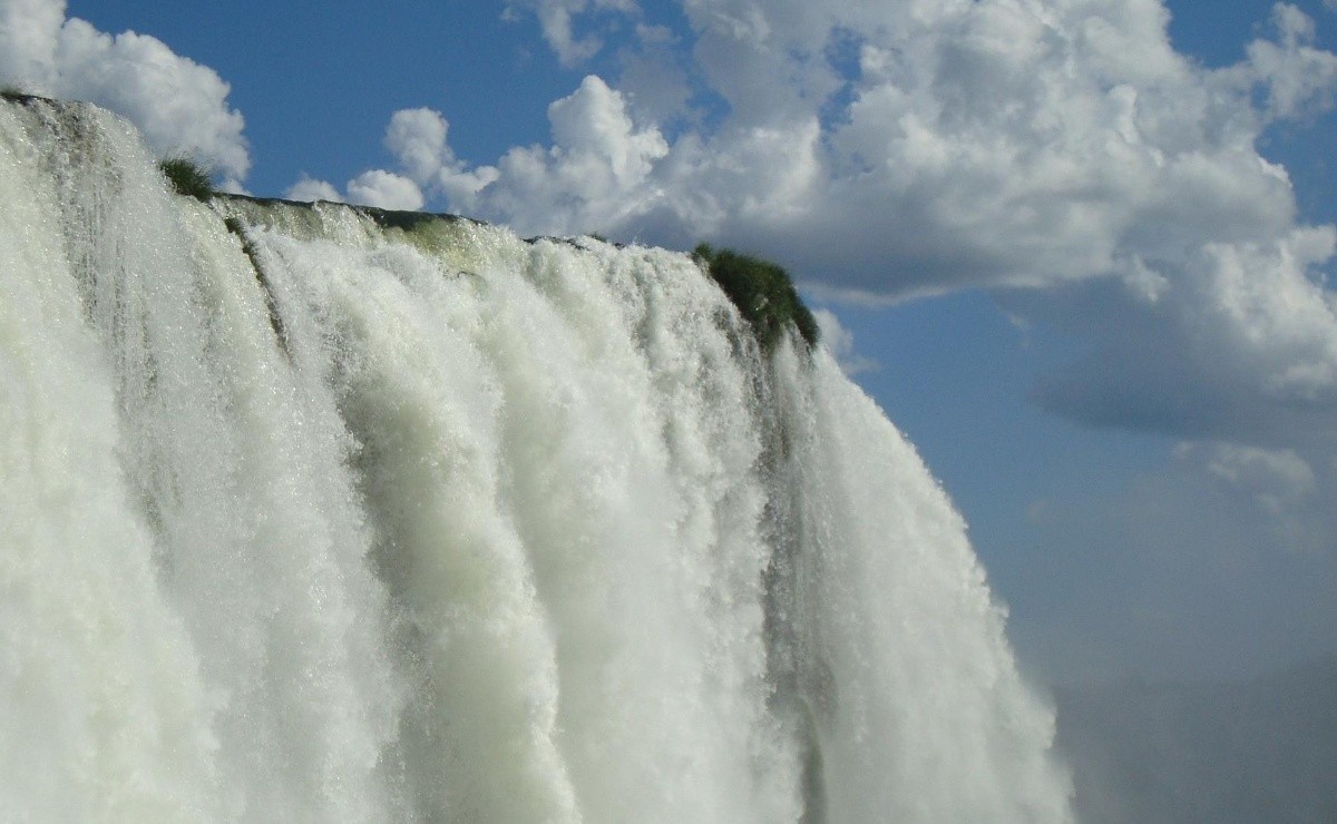 Canadian tourist dies after trying to take a photo and crashing into Iguaçu Falls;  Argentinian police investigate