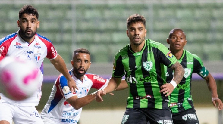 Fernando Moreno/AGIF - Henrique Almeida em disputa pela bola em jogo contra o Fortaleza