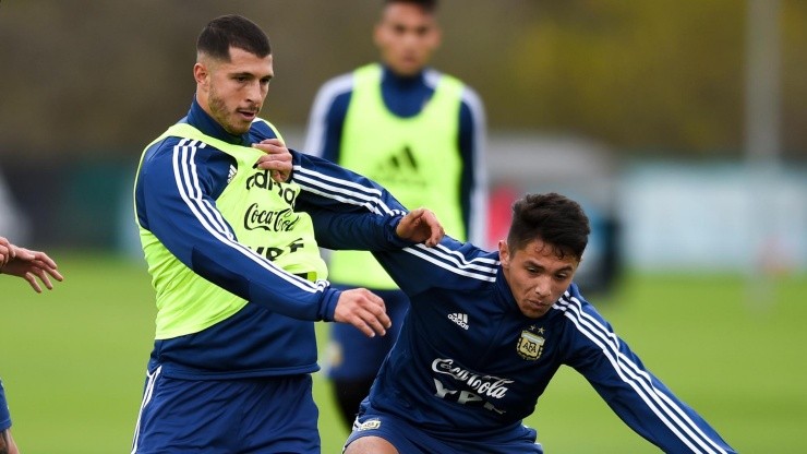 Guido Rodríguez, jugador de la Selección Argentina, entrenando con un sparring.