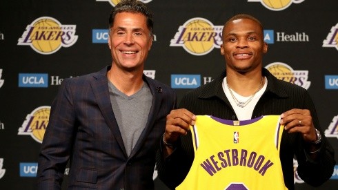 Russell Westbrook y Rob Pelinka, gerente general de Los Angeles Lakers