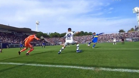 VIDEO | El pibe de los goles importantes: Langoni aprovechó un rebote y le devolvió la punta a Boca