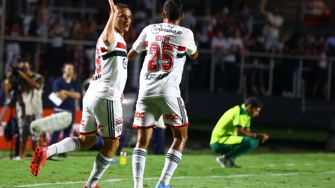 Pablo Maia e Nestor comemorando gol do São Paulo (Foto: Marcello Zambrana/AGIF)
