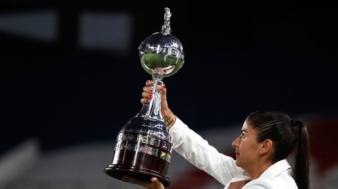 Trofeo de la Copa Libertadores femenina con Catalina Usme, goleadora histórica.