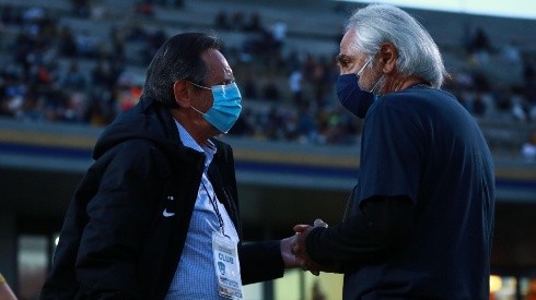 Leopoldo Silva y Miguel Mejía Barón aún no cierran al entrenador de Pumas.