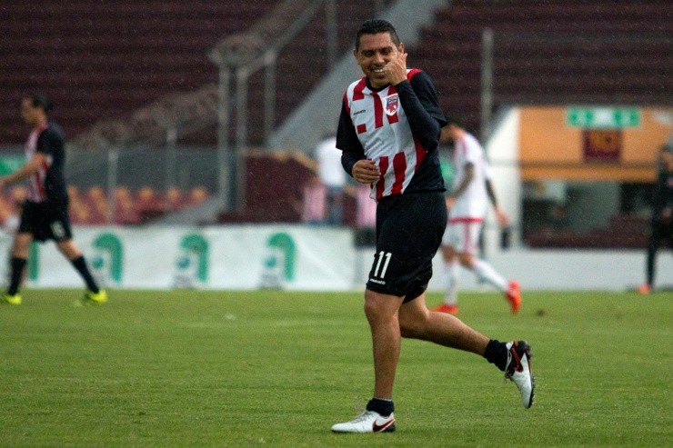 Morales en partido a beneficio con Chivas. Créditos: Imago7
