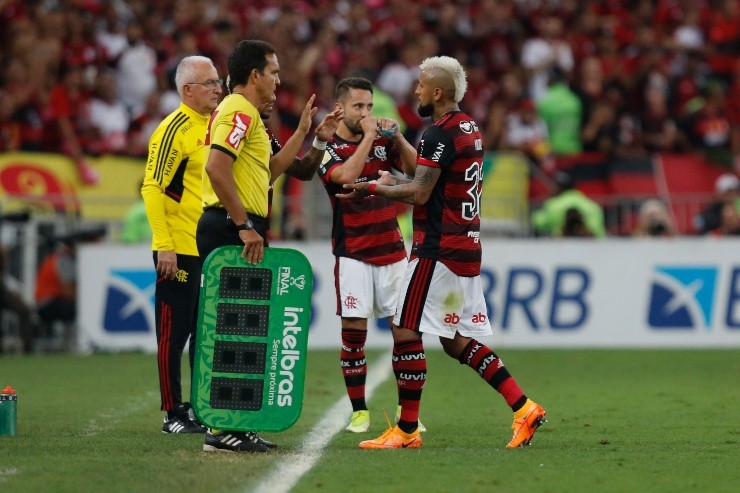 Vidal siendo sustituido a mitad de semana | Foto: Flamengo Flickr 