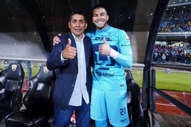 Ciudad de Mexico, 27 de abril de 2022. Jorge Campos y Julio González , durante el partido de ida de la Final de la Liga de Campeones de la CONCACAF 2022, entre los Pumas de la UNAM y los Seattle Sounders, celebrado en el estadio Olímpico Universitario. Foto: Imago7/ Rafael Vadillo