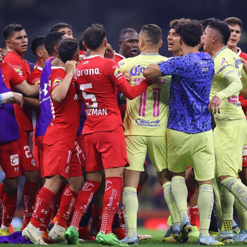 Tras la eliminación, jugadores de América y Toluca se trenzan a golpes