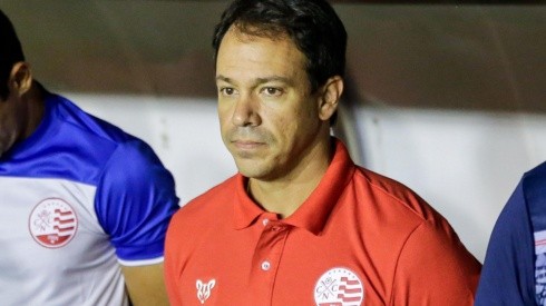 Foto: Rafael Vieira/AGIF - Dado Cavalcanti não aliviou para os jogadores do Náutico