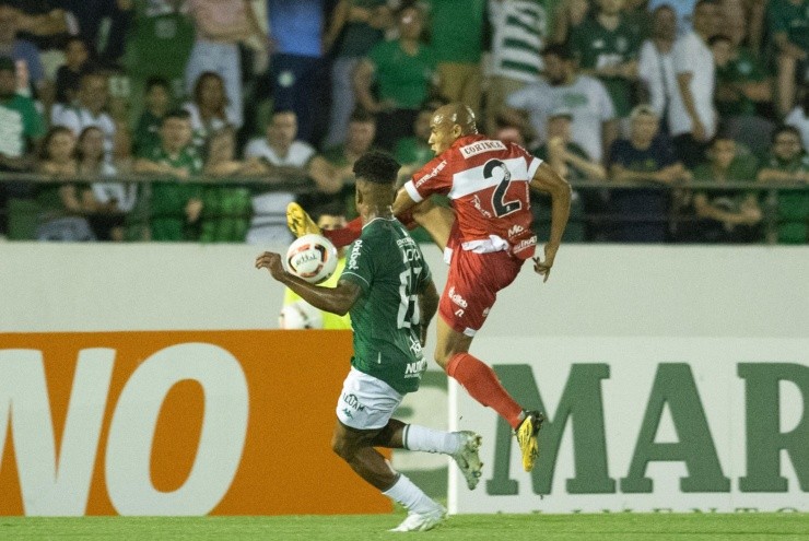 Diogo Reis/AGIF - Reginaldo, jogador do CRB, disputa lance com Jamerson, jogador do Guarani