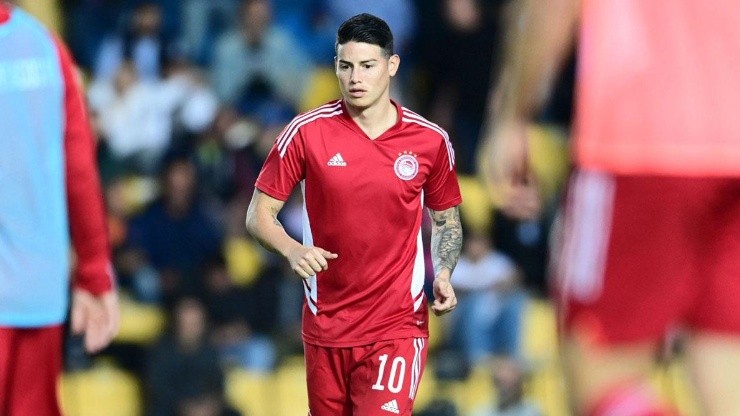 James en calentamiento con Olympiacos.