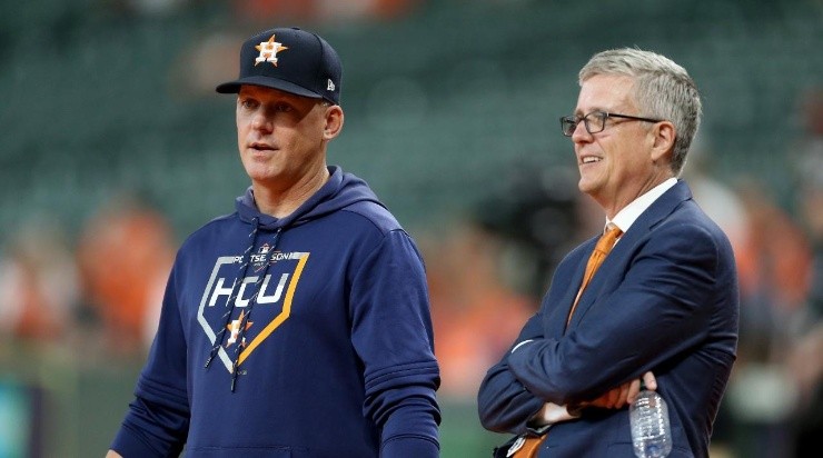 Manager AJ Hinch #14 talks with Jeff Luhnow, General Manager of the Houston Astros, (Photo by Bob Levey/Getty Images)