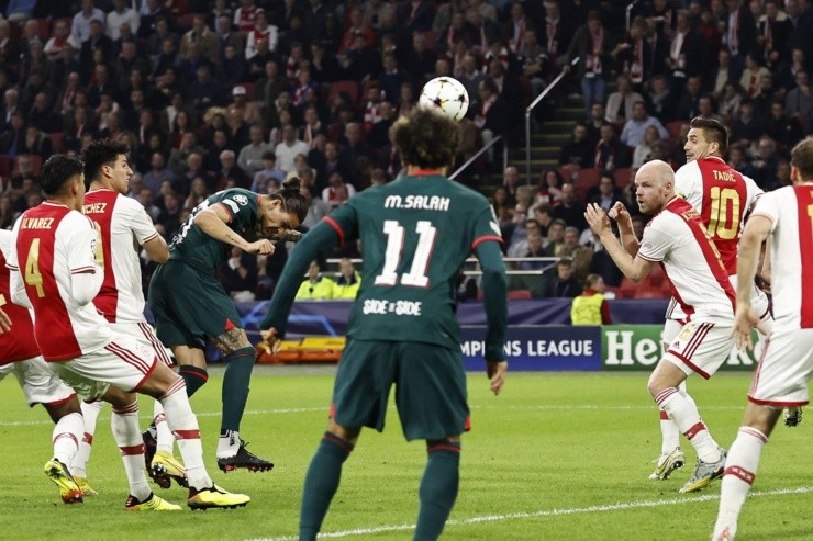 Edson Álvarez y Jorge Sánchez observaron el segundo gol del Liverpool (foto: Imago).