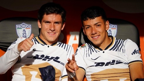 Santiago Trigos y Jorge Ruvalcaba en la banca de Pumas.