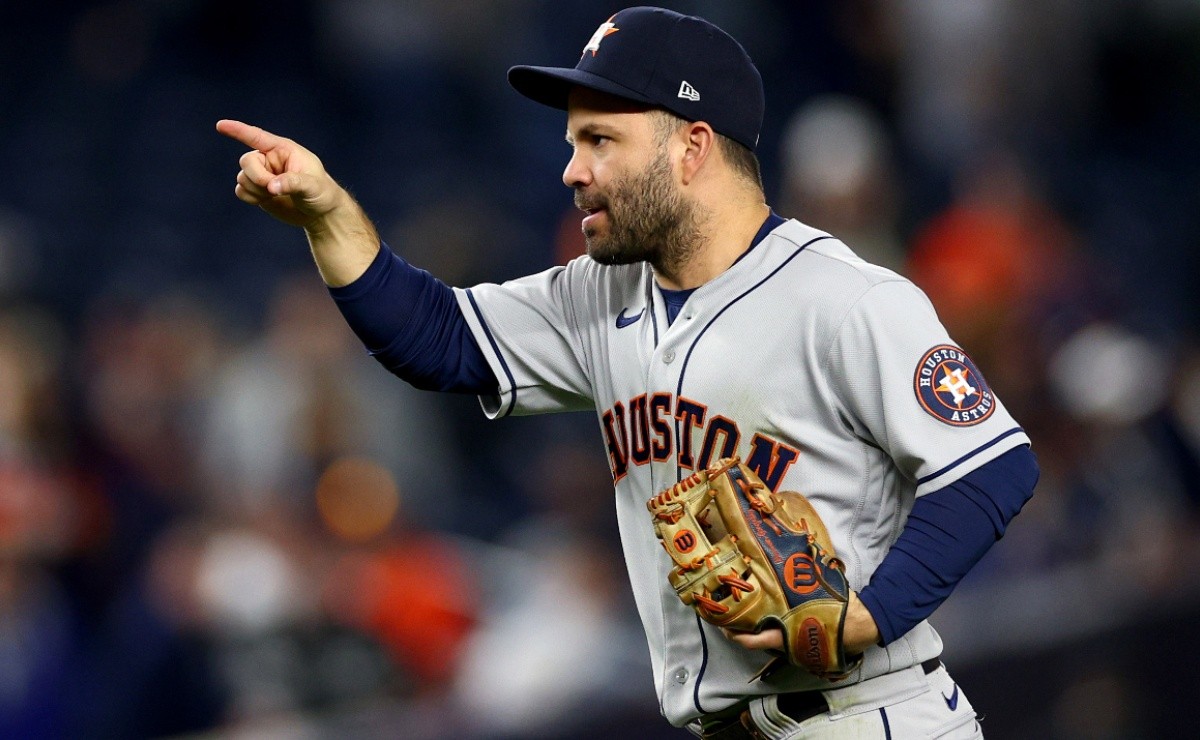 Jose Altuve's Profile Age, height, contract, wife and net worth