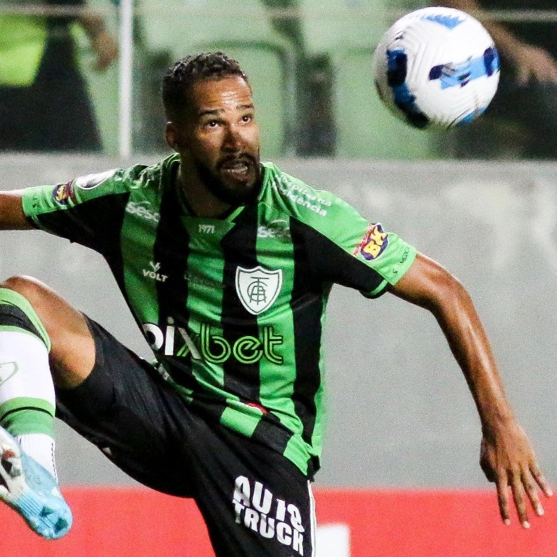 Diretor do América-MG 'manda a real' sobre renovação de Everaldo