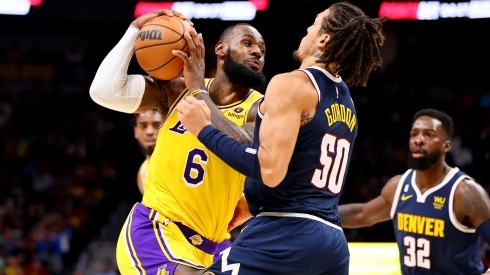 LeBron James enfrentando a Denver Nuggets