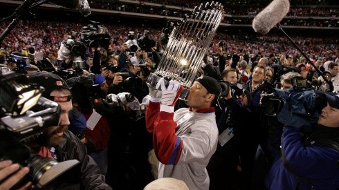Greg Dobbs levantando el Trofeo del Comisionado ganado por Philadelphia Phillies en 2008