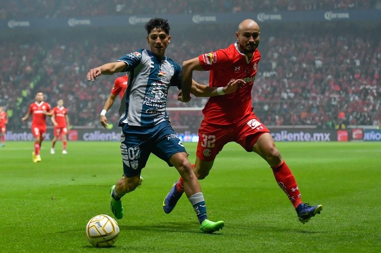 Toluca, Estado de Mexico, 27 de octubre de 2022. Kevin Álvarez y Carlos González , durante el partido de ida de la Final del Torneo Apertura 2022 de la Liga BBVA MX, entre los Diablos Rojos del Toluca y los Tuzos del Pachuca, celebrado en el estadio Nemesio Diez. Foto: Imago7/ Arturo Hernández