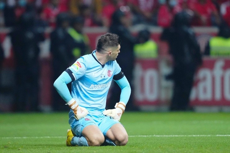 Toluca, Estado de Mexico, 27 de octubre de 2022. Tiago Volpi en lamento, durante el partido de ida de la Final del Torneo Apertura 2022 de la Liga BBVA MX, entre los Diablos Rojos del Toluca y los Tuzos del Pachuca, celebrado en el estadio Nemesio Diez. Foto: Imago7/ Rafael Vadillo