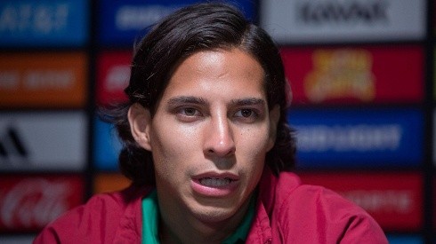 Diego Lainez en una conferencia de prensa con la selección mexicana.